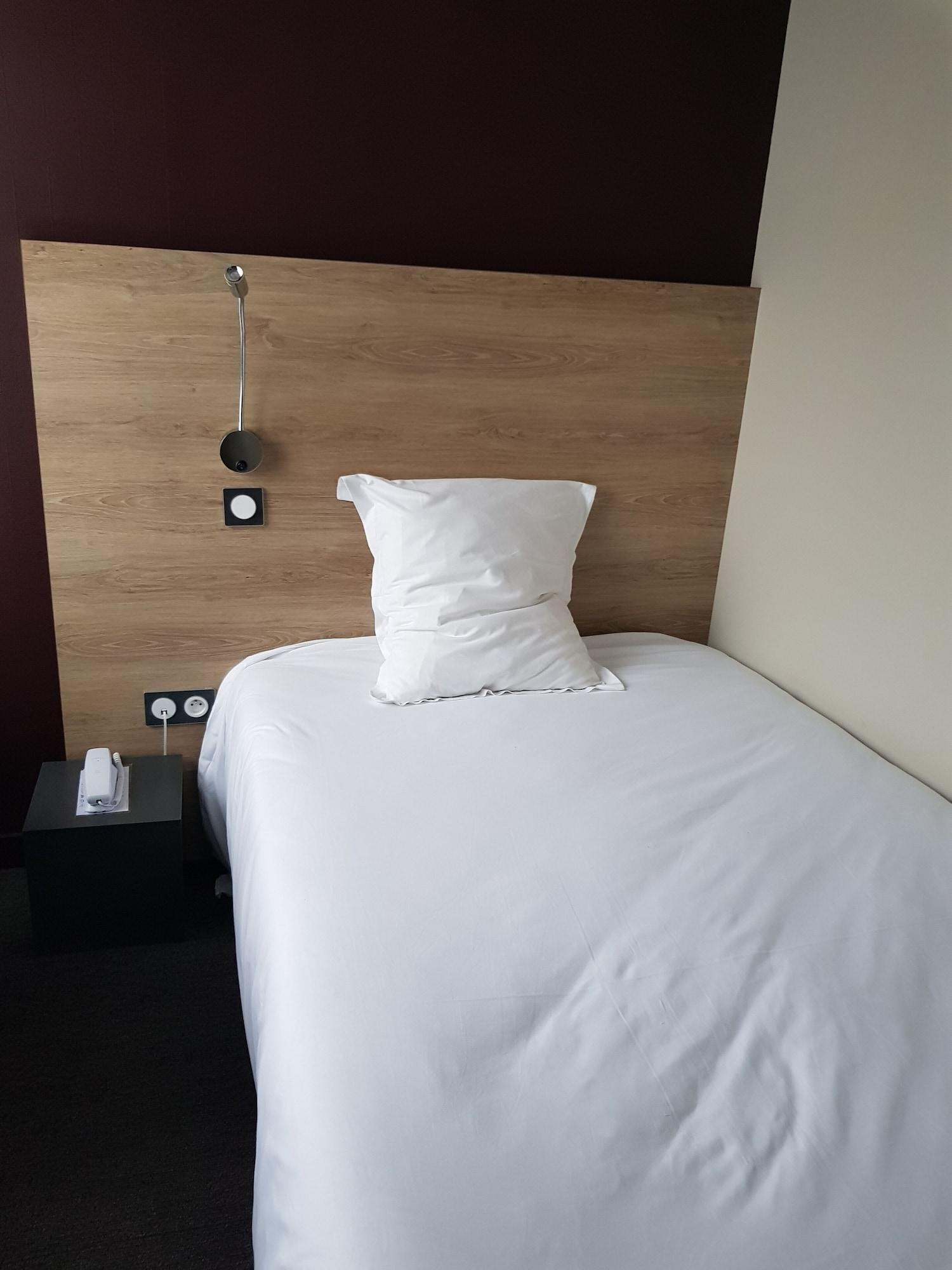 Logis Hotel A La Bonne Auberge لافال المظهر الخارجي الصورة