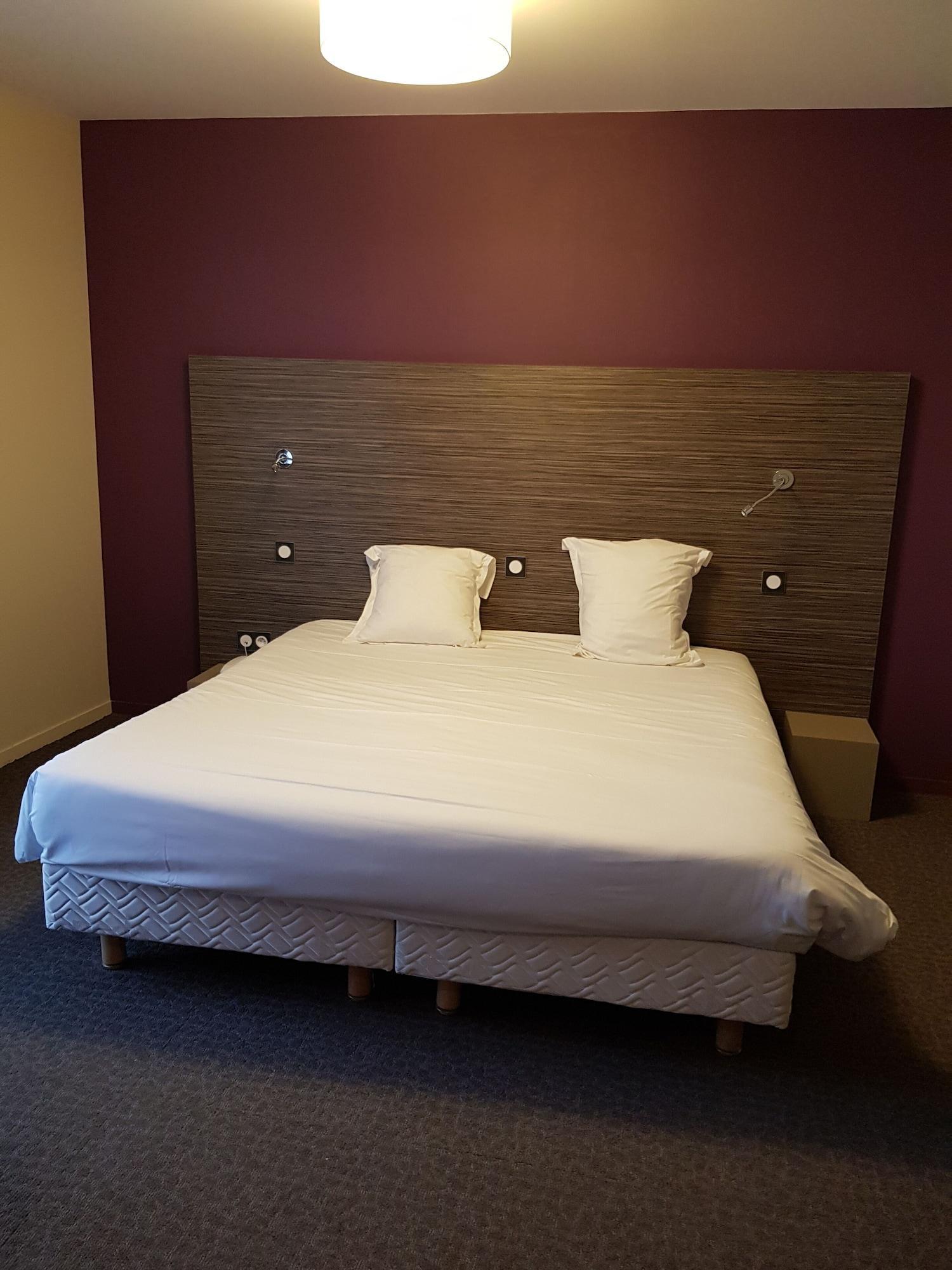 Logis Hotel A La Bonne Auberge لافال المظهر الخارجي الصورة