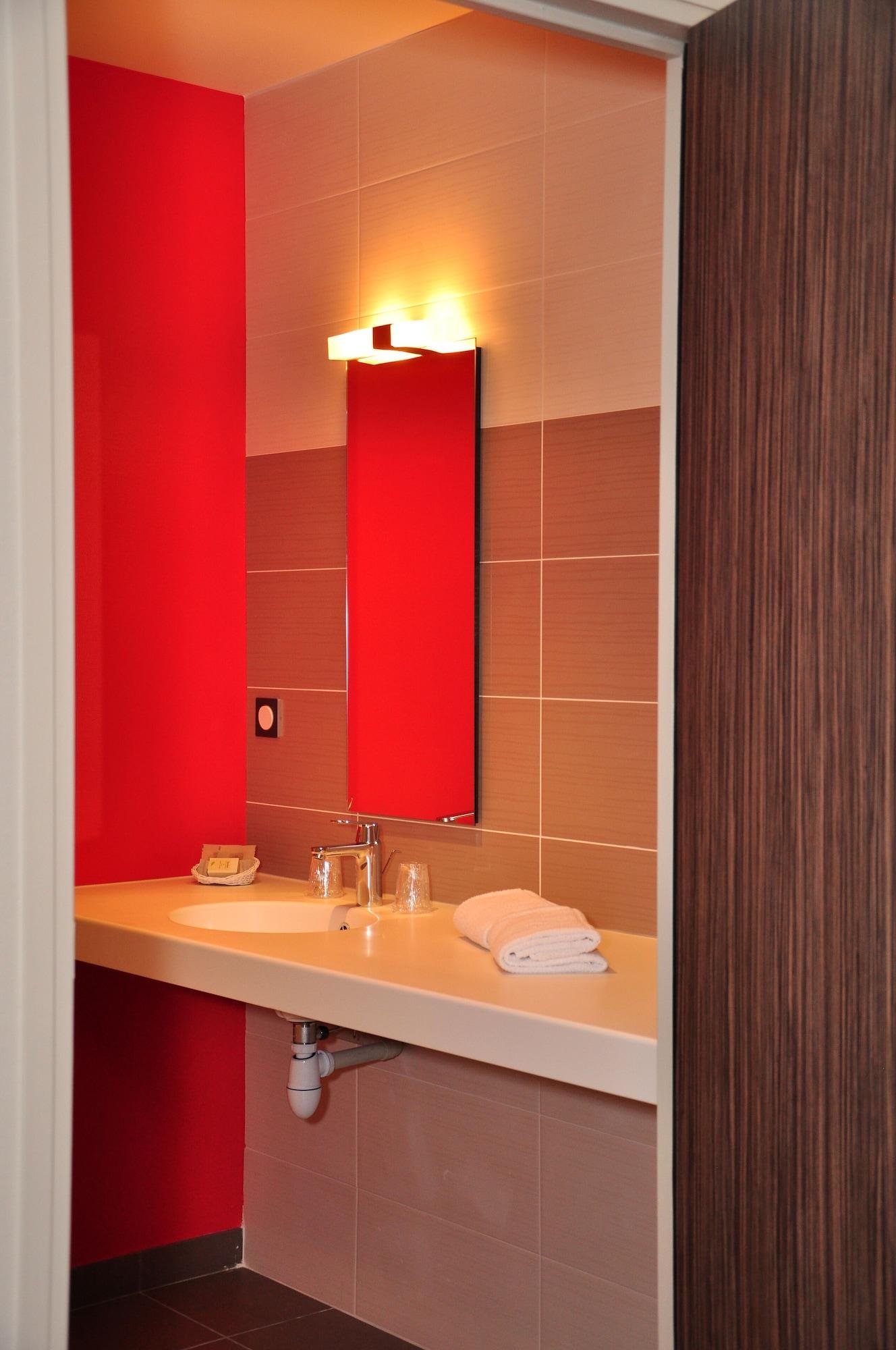 Logis Hotel A La Bonne Auberge لافال المظهر الخارجي الصورة