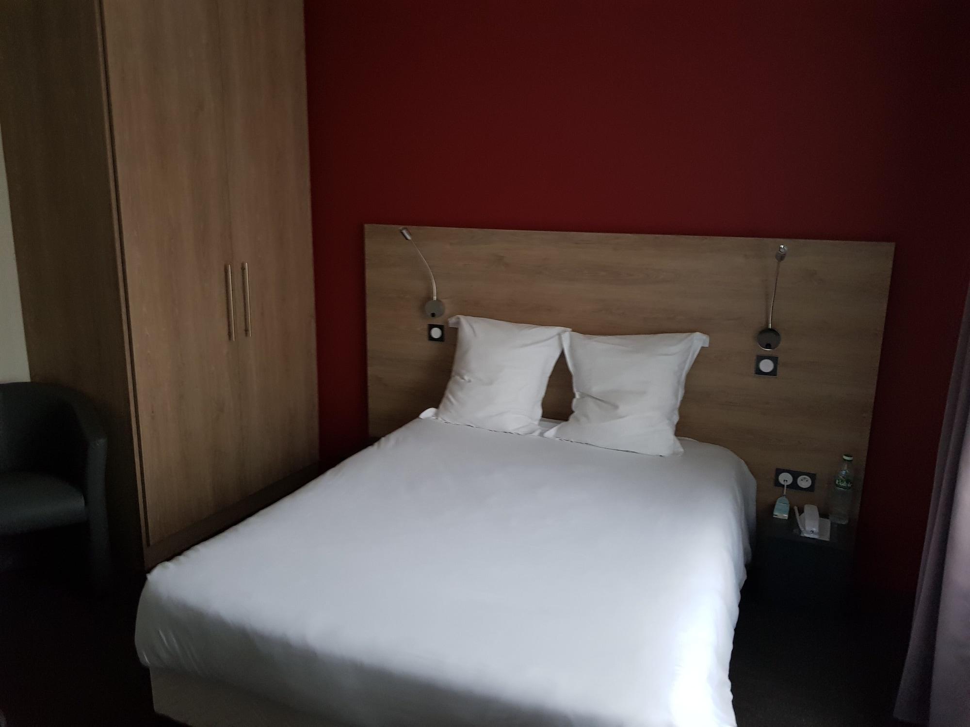 Logis Hotel A La Bonne Auberge لافال المظهر الخارجي الصورة