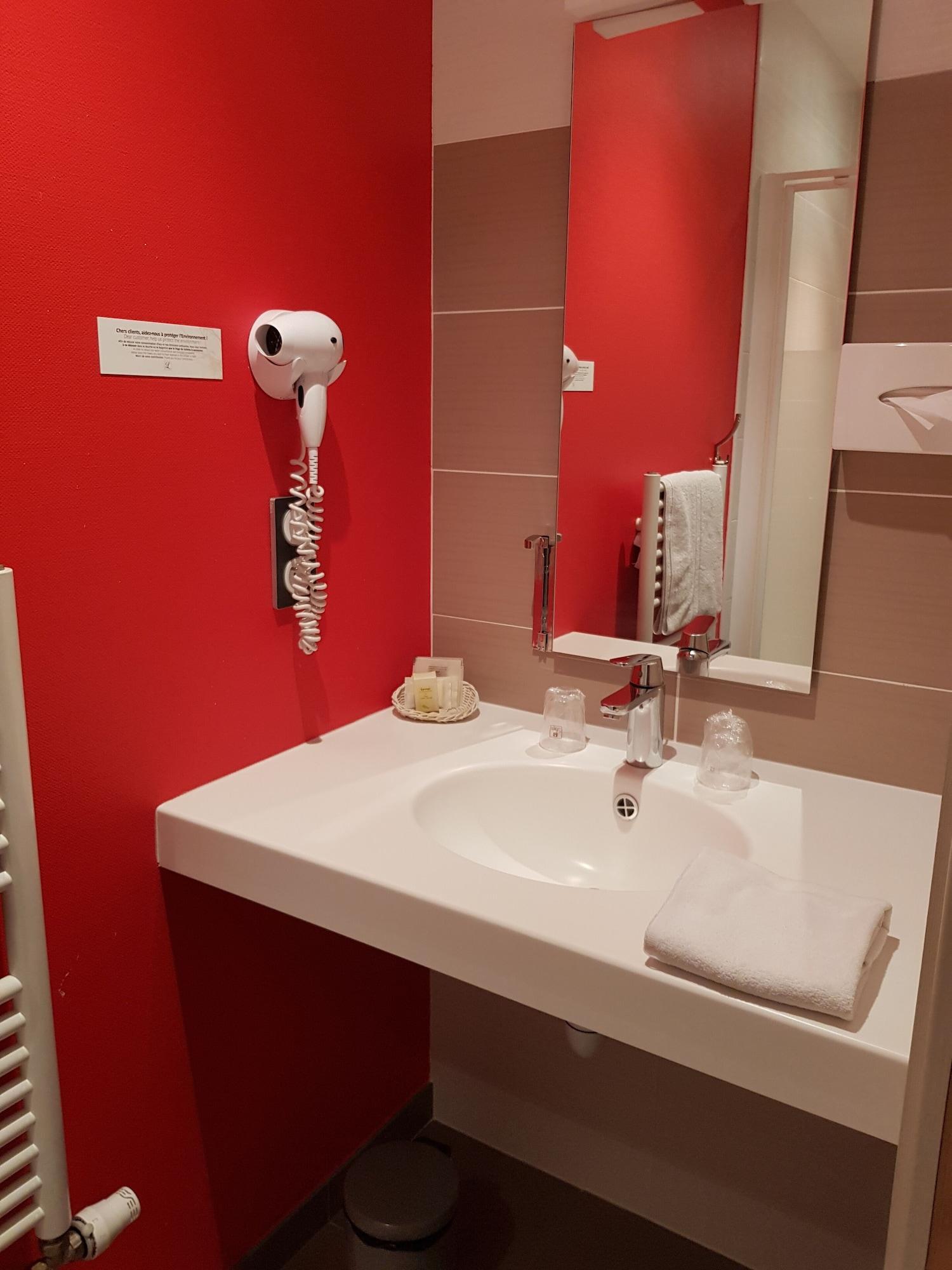 Logis Hotel A La Bonne Auberge لافال المظهر الخارجي الصورة