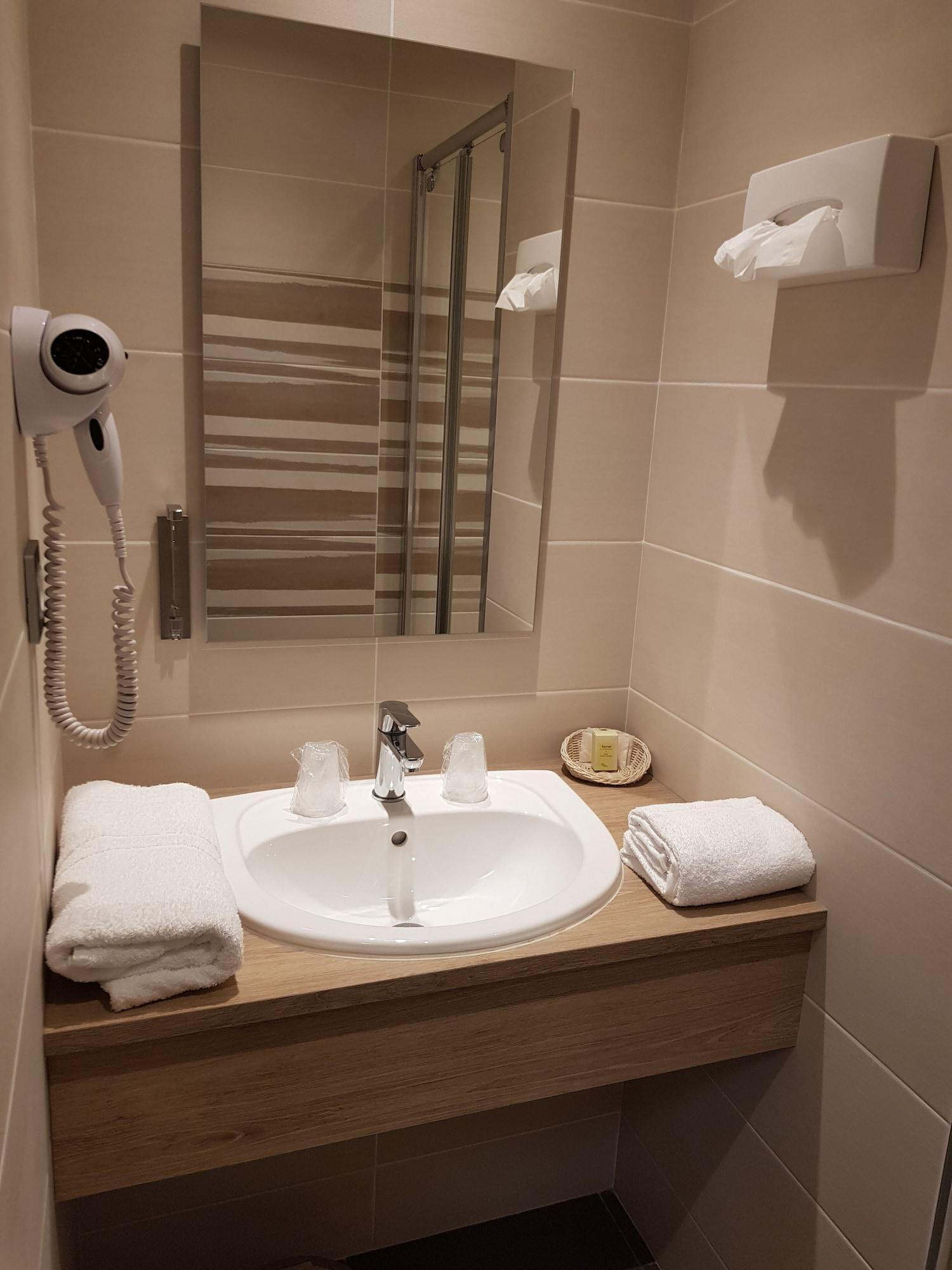 Logis Hotel A La Bonne Auberge لافال المظهر الخارجي الصورة