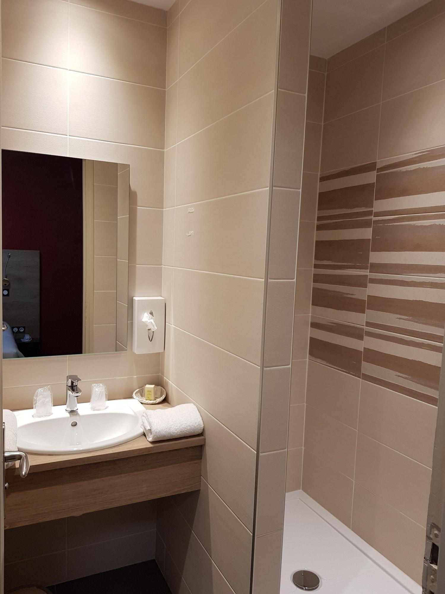 Logis Hotel A La Bonne Auberge لافال المظهر الخارجي الصورة