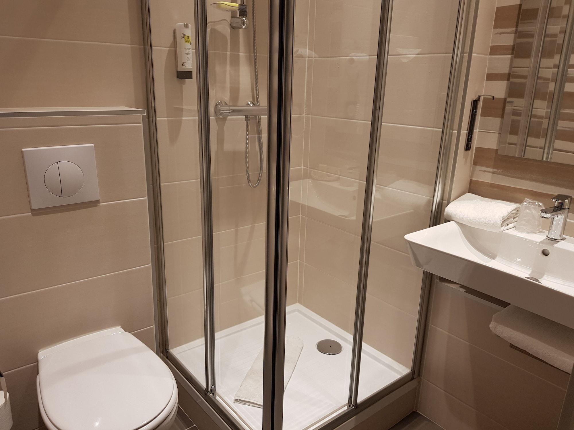 Logis Hotel A La Bonne Auberge لافال المظهر الخارجي الصورة