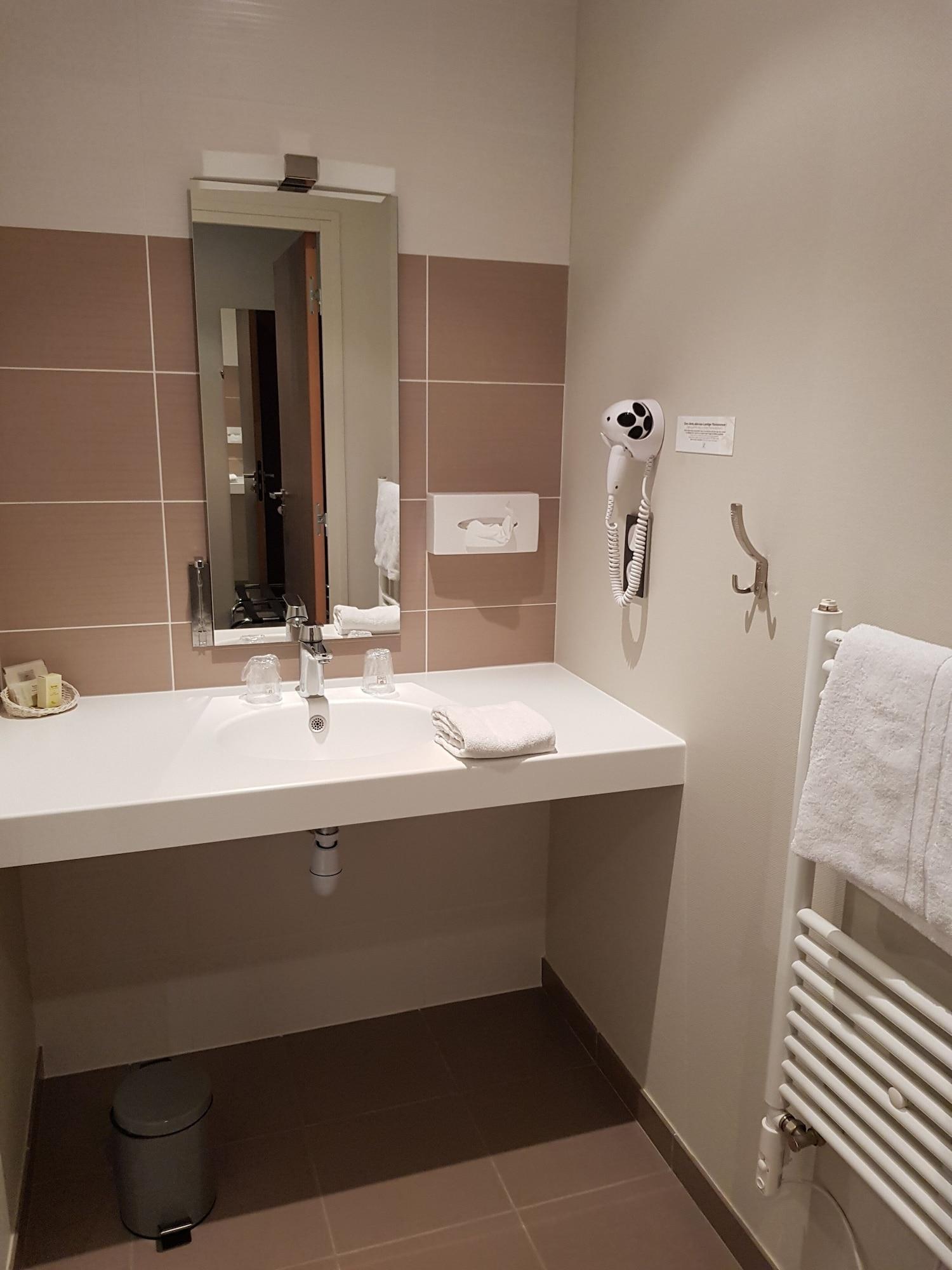 Logis Hotel A La Bonne Auberge لافال المظهر الخارجي الصورة